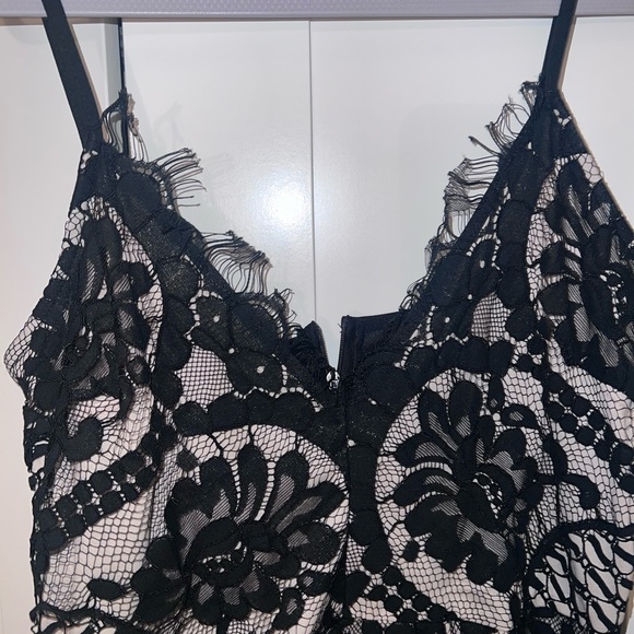 Elegant Black Lace Midi Dress - Picture 4 of 16